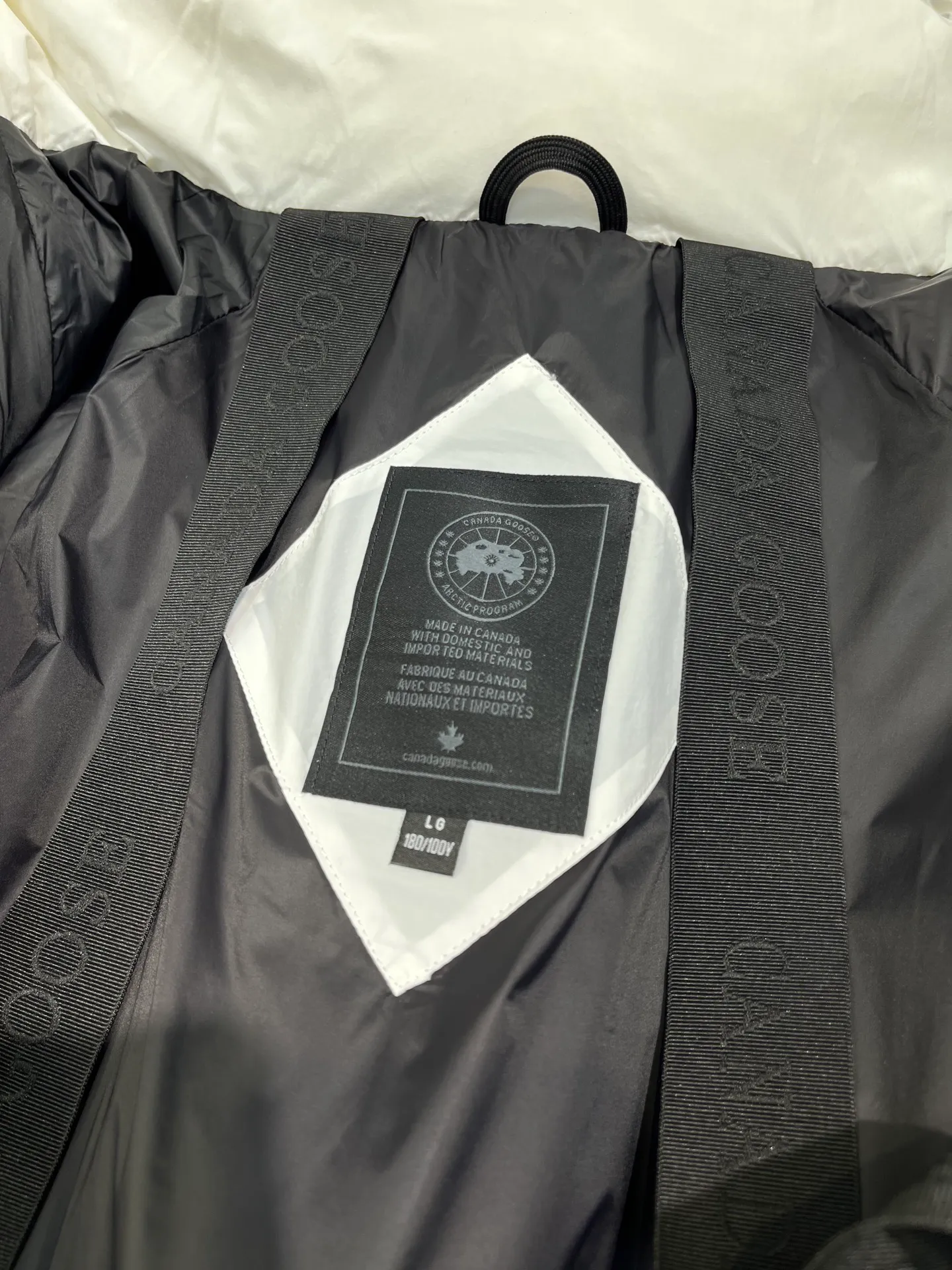 P740 Canada Goose🌟Ouyang Nana's same style 3m reflective black label down jacket junction junction parka is light weight and warm. The Junction Parka is made from soft enduraluxe fabric with cordura for added durability in high-wear areas, making it lightweight and durable. 360-degree reflective strips on the collar improve visibility in low-light environments. Features a removable hood for easy wearing during transitional periods when the weather warms up.  size：xs-xxl